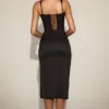 Taliah Spitzen-Midaxi-Kleid aus Satin mit weichem U-Ausschnitt in Schwarz Taliah Spitzen-Midaxi-Kleid aus Satin mit weichem U-Ausschnitt in Schwarz