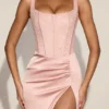 Taliah Spitzen-Midaxi-Kleid mit weichem U-Ausschnitt und Satin in Rosa Taliah Spitzen-Midaxi-Kleid mit weichem U-Ausschnitt und Satin in Rosa