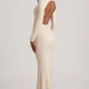 Tarini Maxikleid mit Rüschen und rückenfreiem Ausschnitt aus Spitze in Elfenbein Tarini Maxikleid mit Rüschen und rückenfreiem Ausschnitt aus Spitze in Elfenbein