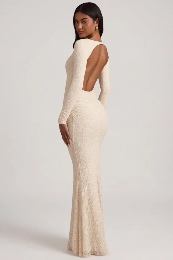 Tarini Maxikleid mit Rüschen und rückenfreiem Ausschnitt aus Spitze in Elfenbein Tarini Maxikleid mit Rüschen und rückenfreiem Ausschnitt aus Spitze in Elfenbein