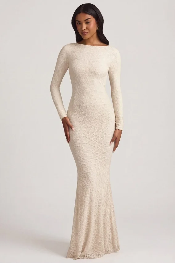 Tarini Maxikleid mit Rüschen und rückenfreiem Ausschnitt aus Spitze in Elfenbein Tarini Maxikleid mit Rüschen und rückenfreiem Ausschnitt aus Spitze in Elfenbein