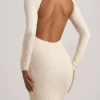 Tarini Maxikleid mit Rüschen und rückenfreiem Ausschnitt aus Spitze in Elfenbein Tarini Maxikleid mit Rüschen und rückenfreiem Ausschnitt aus Spitze in Elfenbein