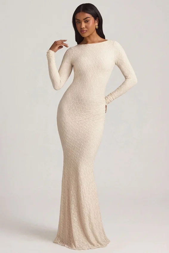 Tarini Maxikleid mit Rüschen und rückenfreiem Ausschnitt aus Spitze in Elfenbein Tarini Maxikleid mit Rüschen und rückenfreiem Ausschnitt aus Spitze in Elfenbein