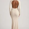 Tarini Maxikleid mit Rüschen und rückenfreiem Ausschnitt aus Spitze in Elfenbein Tarini Maxikleid mit Rüschen und rückenfreiem Ausschnitt aus Spitze in Elfenbein