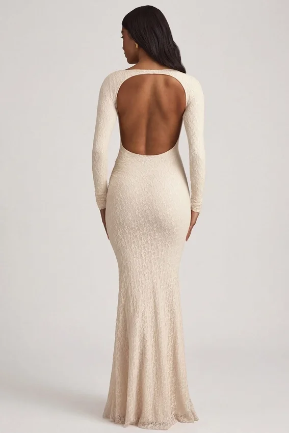 Tarini Maxikleid mit Rüschen und rückenfreiem Ausschnitt aus Spitze in Elfenbein Tarini Maxikleid mit Rüschen und rückenfreiem Ausschnitt aus Spitze in Elfenbein
