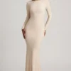 Tarini Maxikleid mit Rüschen und rückenfreiem Ausschnitt aus Spitze in Elfenbein Tarini Maxikleid mit Rüschen und rückenfreiem Ausschnitt aus Spitze in Elfenbein