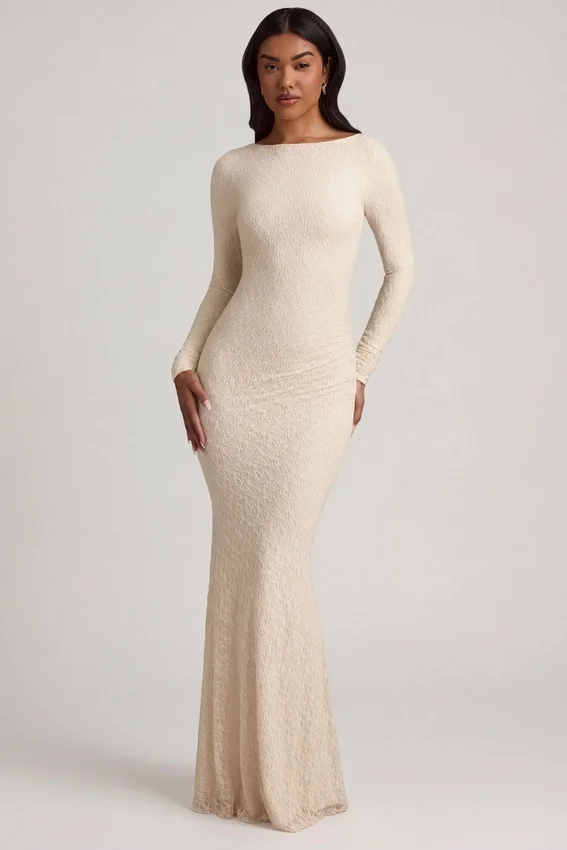 Tarini Maxikleid mit Rüschen und rückenfreiem Ausschnitt aus Spitze in Elfenbein Tarini Maxikleid mit Rüschen und rückenfreiem Ausschnitt aus Spitze in Elfenbein