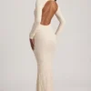 Tarini Maxikleid mit Rüschen und rückenfreiem Ausschnitt aus Spitze in Elfenbein Tarini Maxikleid mit Rüschen und rückenfreiem Ausschnitt aus Spitze in Elfenbein
