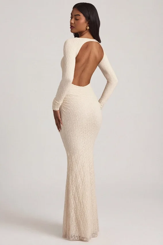 Tarini Maxikleid mit Rüschen und rückenfreiem Ausschnitt aus Spitze in Elfenbein Tarini Maxikleid mit Rüschen und rückenfreiem Ausschnitt aus Spitze in Elfenbein