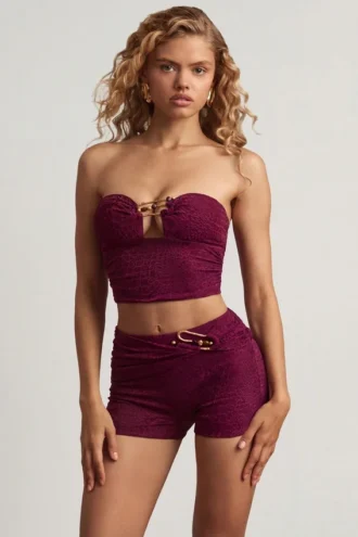 Tarni Bandeau-Crop-Top mit Metallverzierung in Beeren-Lila