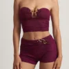 Tarni Bandeau-Crop-Top mit Metallverzierung in Beeren-Lila Tarni Bandeau-Crop-Top mit Metallverzierung in Beeren-Lila