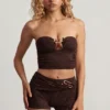 Tarni Bandeau-Crop-Top mit Metallverzierungen in Dark Chocolate Tarni Bandeau-Crop-Top mit Metallverzierungen in Dark Chocolate