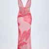 Taveuni Maxikleid mit Wasserfallausschnitt und Metallverzierungen in rosa Orchideenprint Taveuni Maxikleid mit Wasserfallausschnitt und Metallverzierungen in rosa Orchideenprint