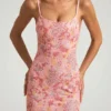 Tavira Maxikleid mit Rundhalsausschnitt und Rückenausschnitt in Rosa Tavira Maxikleid mit Rundhalsausschnitt und Rückenausschnitt in Rosa