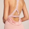 Teodora-Kleid mit Wasserfallausschnitt und Oberschenkellänge in Blush Pink Teodora-Kleid mit Wasserfallausschnitt und Oberschenkellänge in Blush Pink