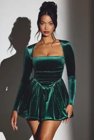Tera Samt-Minikleid mit langen Ärmeln in Smaragdgrün