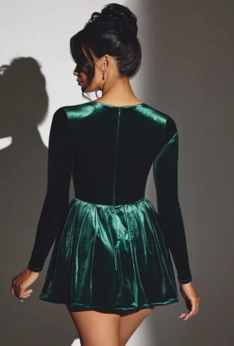 Tera Samt-Minikleid mit langen Ärmeln in Smaragdgrün