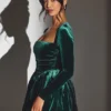Tera Samt-Minikleid mit langen Ärmeln in Smaragdgrün Tera Samt-Minikleid mit langen Ärmeln in Smaragdgrün