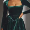 Tera Samt-Minikleid mit langen Ärmeln in Smaragdgrün Tera Samt-Minikleid mit langen Ärmeln in Smaragdgrün