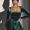 Tera Samt-Minikleid mit langen Ärmeln in Smaragdgrün Tera Samt-Minikleid mit langen Ärmeln in Smaragdgrün