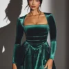 Tera Samt-Minikleid mit langen Ärmeln in Smaragdgrün Tera Samt-Minikleid mit langen Ärmeln in Smaragdgrün