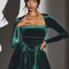 Tera Samt-Minikleid mit langen Ärmeln in Smaragdgrün Tera Samt-Minikleid mit langen Ärmeln in Smaragdgrün