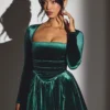 Tera Samt-Minikleid mit langen Ärmeln in Smaragdgrün Tera Samt-Minikleid mit langen Ärmeln in Smaragdgrün