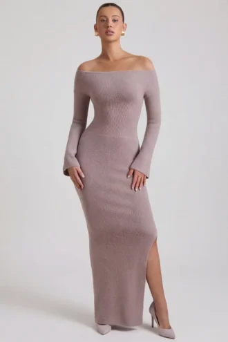 Terneigh Maxikleid aus geripptem Strick mit schulterfreiem Ausschnitt in Taupe