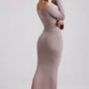 Terneigh Maxikleid aus geripptem Strick mit schulterfreiem Ausschnitt in Taupe Terneigh Maxikleid aus geripptem Strick mit schulterfreiem Ausschnitt in Taupe
