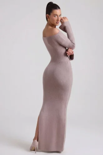 Terneigh Maxikleid aus geripptem Strick mit schulterfreiem Ausschnitt in Taupe