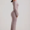 Terneigh Maxikleid aus geripptem Strick mit schulterfreiem Ausschnitt in Taupe Terneigh Maxikleid aus geripptem Strick mit schulterfreiem Ausschnitt in Taupe