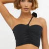 Tesia Slinky Jersey-Oberteil mit Rosenverzierung und asymmetrischem Ausschnitt in Schwarz Tesia Slinky Jersey-Oberteil mit Rosenverzierung und asymmetrischem Ausschnitt in Schwarz