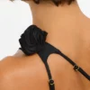 Tesia Slinky Jersey-Oberteil mit Rosenverzierung und asymmetrischem Ausschnitt in Schwarz Tesia Slinky Jersey-Oberteil mit Rosenverzierung und asymmetrischem Ausschnitt in Schwarz