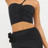 Tesia Slinky Jersey-Oberteil mit Rosenverzierung und asymmetrischem Ausschnitt in Schwarz Tesia Slinky Jersey-Oberteil mit Rosenverzierung und asymmetrischem Ausschnitt in Schwarz
