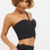 Tesia Slinky Jersey-Oberteil mit Rosenverzierung und asymmetrischem Ausschnitt in Schwarz Tesia Slinky Jersey-Oberteil mit Rosenverzierung und asymmetrischem Ausschnitt in Schwarz