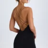 Tesni Minikleid mit Neckholder und Riemendetails in Schwarz Tesni Minikleid mit Neckholder und Riemendetails in Schwarz