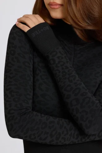 Thermo-Base-Layer-Jumpsuit in Schwarz mit Leopardenmuster Thermo-Base-Layer-Jumpsuit in Schwarz mit Leopardenmuster