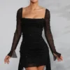 Tivoli Langarm-Minikleid mit verziertem Wasserfallausschnitt in Schwarz Tivoli Langarm-Minikleid mit verziertem Wasserfallausschnitt in Schwarz