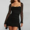 Tivoli Langarm-Minikleid mit verziertem Wasserfallausschnitt in Schwarz Tivoli Langarm-Minikleid mit verziertem Wasserfallausschnitt in Schwarz