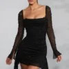 Tivoli Langarm-Minikleid mit verziertem Wasserfallausschnitt in Schwarz Tivoli Langarm-Minikleid mit verziertem Wasserfallausschnitt in Schwarz