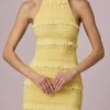 Tove Maxikleid mit Rüschen, rückenfreiem Ausschnitt und Neckholder in Zitronengelb Tove Maxikleid mit Rüschen, rückenfreiem Ausschnitt und Neckholder in Zitronengelb