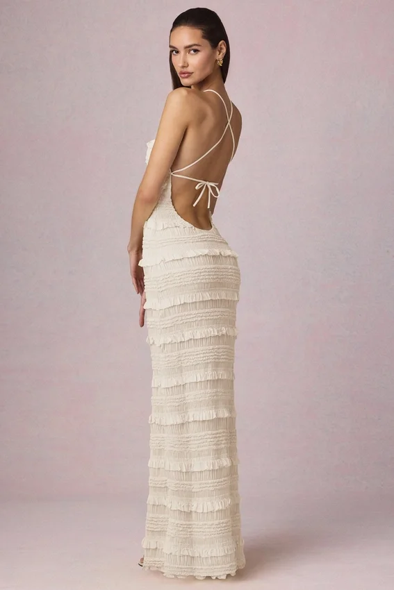 Tove Maxikleid mit Rüschen und rückenfreiem Neckholder in Elfenbein Tove Maxikleid mit Rüschen und rückenfreiem Neckholder in Elfenbein
