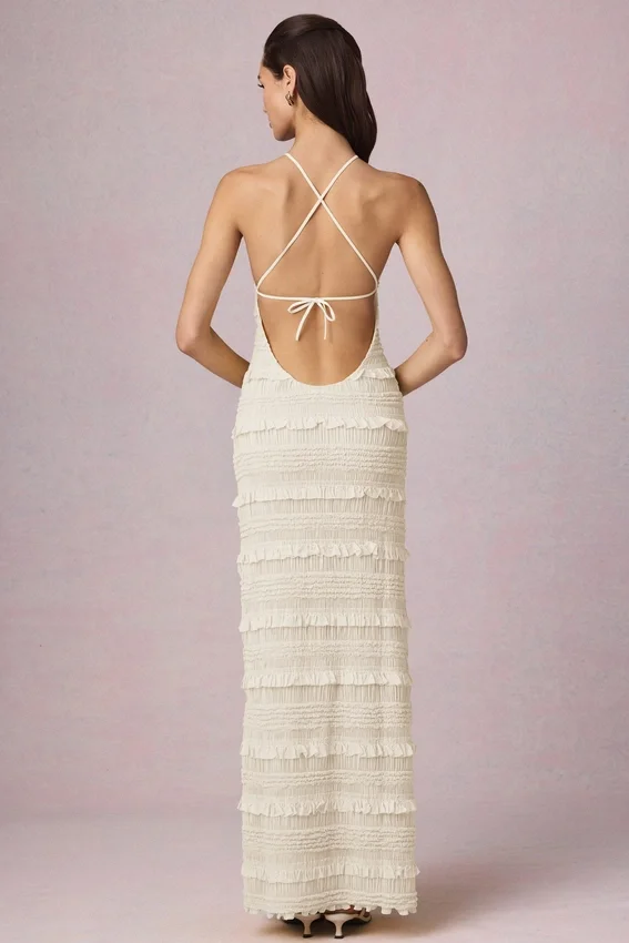 Tove Maxikleid mit Rüschen und rückenfreiem Neckholder in Elfenbein Tove Maxikleid mit Rüschen und rückenfreiem Neckholder in Elfenbein