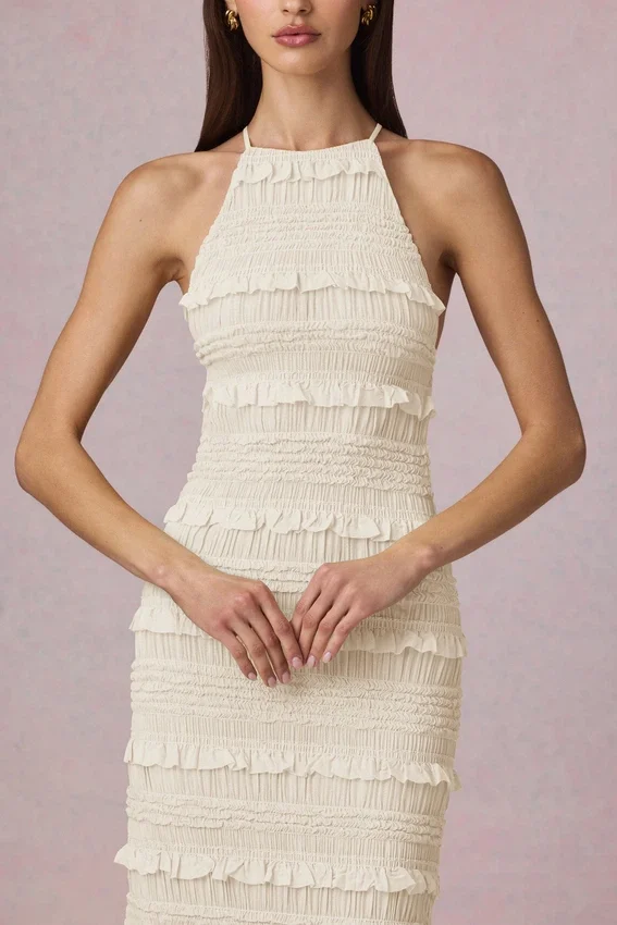 Tove Maxikleid mit Rüschen und rückenfreiem Neckholder in Elfenbein Tove Maxikleid mit Rüschen und rückenfreiem Neckholder in Elfenbein