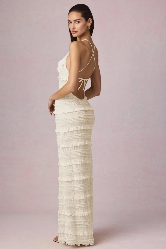 Tove Maxikleid mit Rüschen und rückenfreiem Neckholder in Elfenbein Tove Maxikleid mit Rüschen und rückenfreiem Neckholder in Elfenbein