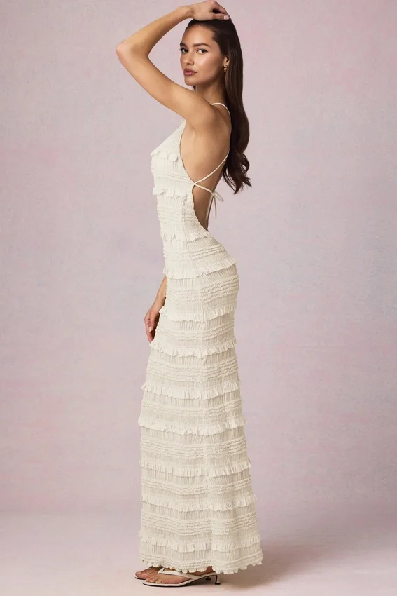 Tove Maxikleid mit Rüschen und rückenfreiem Neckholder in Elfenbein Tove Maxikleid mit Rüschen und rückenfreiem Neckholder in Elfenbein