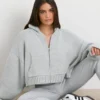 TRUE Kurzer Hoodie mit Reißverschluss aus grobem Strick in Grau meliert