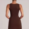 Tula Mid-Rise Bodycon Ultra Minirock mit Schlitz in Schokoladenbraun Tula Mid-Rise Bodycon Ultra Minirock mit Schlitz in Schokoladenbraun