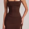 Tula Mid-Rise Bodycon Ultra Minirock mit Schlitz in Schokoladenbraun Tula Mid-Rise Bodycon Ultra Minirock mit Schlitz in Schokoladenbraun