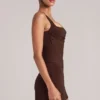 Tula Mid-Rise Bodycon Ultra Minirock mit Schlitz in Schokoladenbraun Tula Mid-Rise Bodycon Ultra Minirock mit Schlitz in Schokoladenbraun